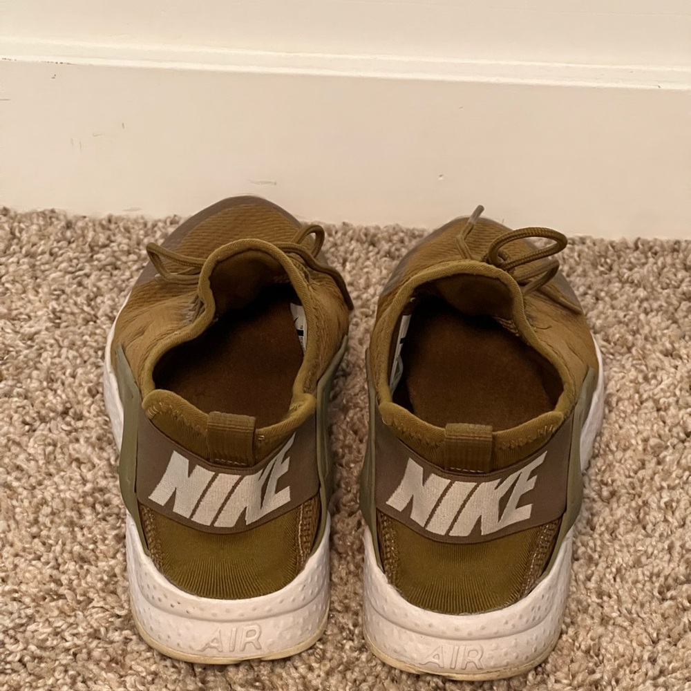 Woman’s Olive green Nike Huaraches
